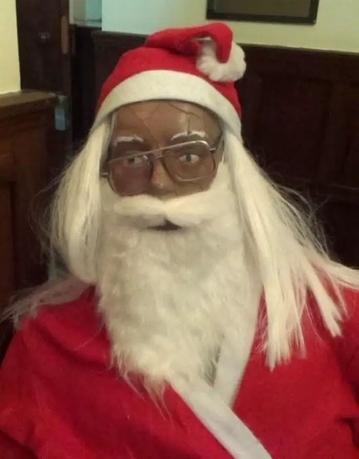32 Insanely Creepy Santa Claus Photos That May Ruin Your Christmas-03