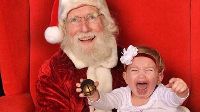 32 Insanely Creepy Santa Claus Photos That May Ruin Your Christmas-04