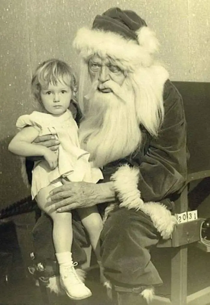 32 Insanely Creepy Santa Claus Photos That May Ruin Your Christmas-19