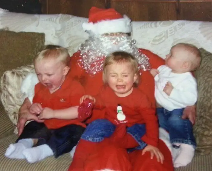 32 Insanely Creepy Santa Claus Photos That May Ruin Your Christmas-23