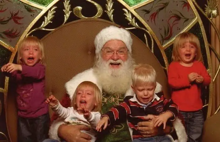 32 Insanely Creepy Santa Claus Photos That May Ruin Your Christmas-26