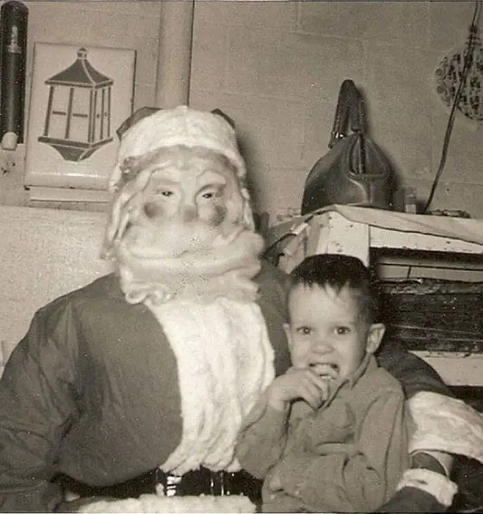 32 Insanely Creepy Santa Claus Photos That May Ruin Your Christmas-32