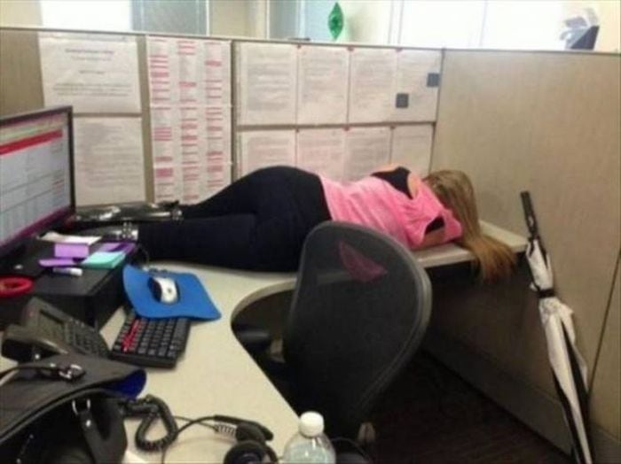26 Hilarious Photos Reveal Lazy People Sleep Anywhere -04