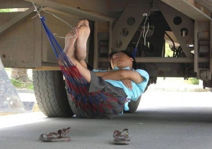 26 Hilarious Photos Reveal Lazy People Sleep Anywhere -05