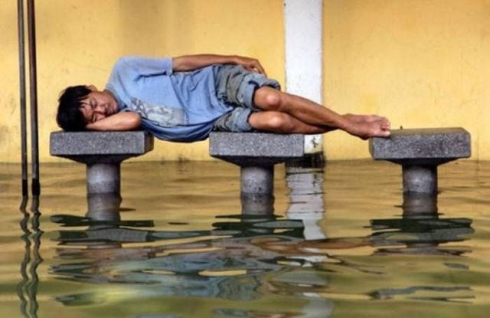 26 Hilarious Photos Reveal Lazy People Sleep Anywhere -09