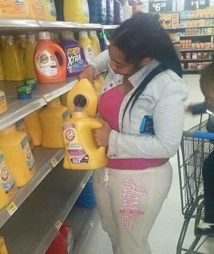 25 Ridiculous People of Walmart You Hope to Never Run Into -13