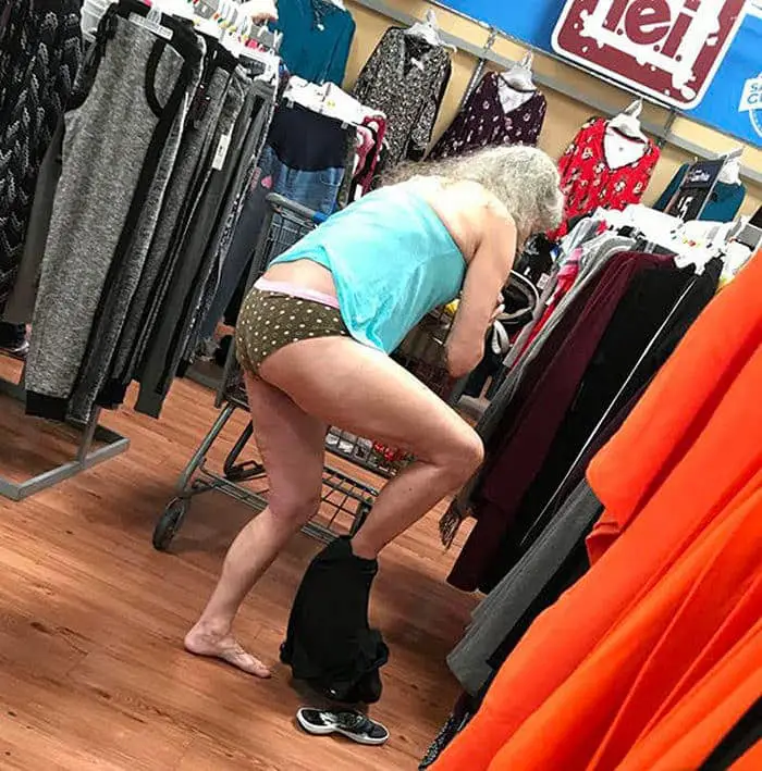 25 Ridiculous People of Walmart You Hope to Never Run Into -23