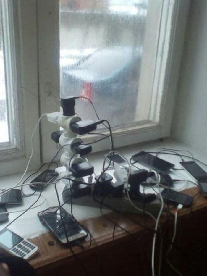 13 Ridiculous Pics of Smartphone Charging in the Army Will Make You LOL -01
