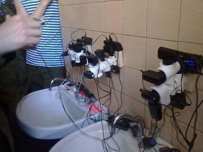 13 Ridiculous Pics of Smartphone Charging in the Army Will Make You LOL -05