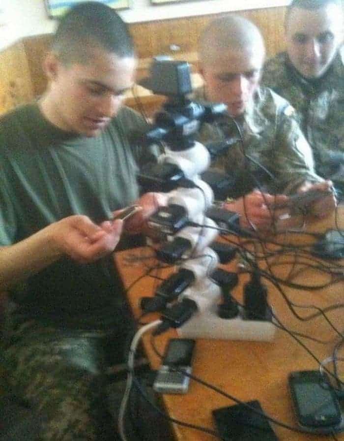 13 Ridiculous Pics of Smartphone Charging in the Army Will Make You LOL -07