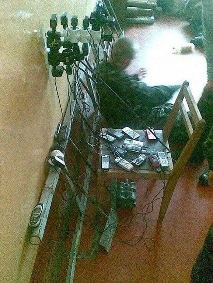13 Ridiculous Pics of Smartphone Charging in the Army Will Make You LOL -12