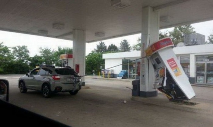 31 Awkward Gas Station Moments That Are Odd And Shocking-03