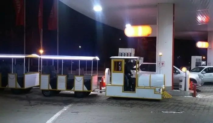 31 Awkward Gas Station Moments That Are Odd And Shocking-09