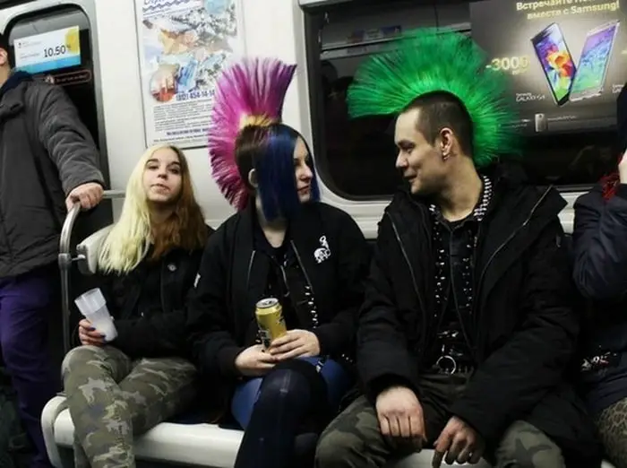34 Ridiculous Russian Subway Fashion Pics That Are Weird As Hell-13