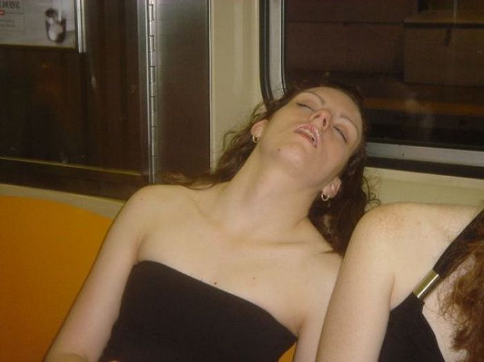 Embarrassing Drunk Girls That Are Too Hilarious To Handle (40 Photos)-03